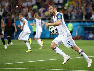 גילפי סיגורדסון קבע שוויון בפנדל מוצדק (getty)