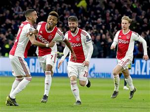 שחקני אייאקס חוגגים אחרי השער של נרס (getty)