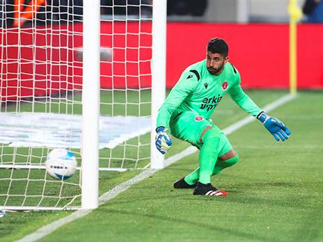 רגע המפנה במשחק. ג'ראפי סופג מעומר אצילי (צילום: אלן שיבר)