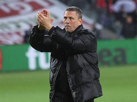 מחבק את השחקנים. קלינגר