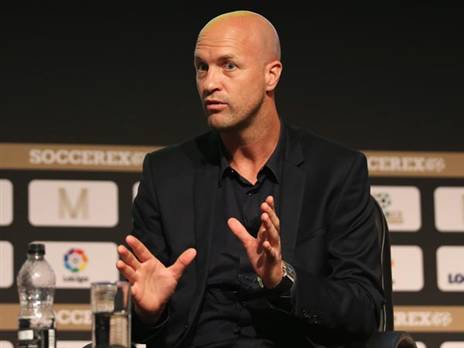 "הכדורגל כאן מתחלק ל-לפניו ואחריו". קרויף (getty)