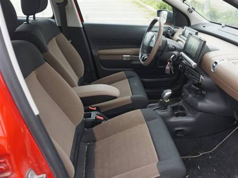 המושבים מספקים תמיכה חלקית ומכוונים לנוחות ולא להידוק הגוף לשלד המושבים