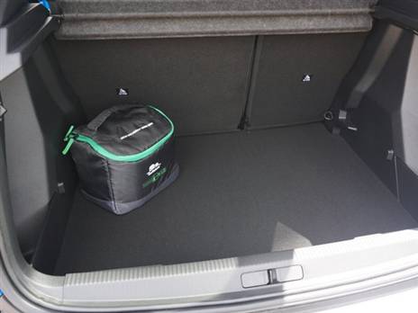 תא המטען. 405 ל'. גדול ורחב, אבל שפת הטעינה מעט גבוהה