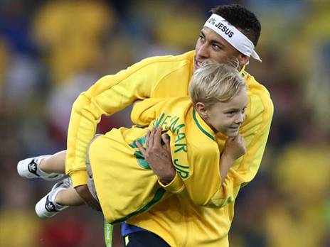 גם הבן יהיה כדורגלן? (GETTY)