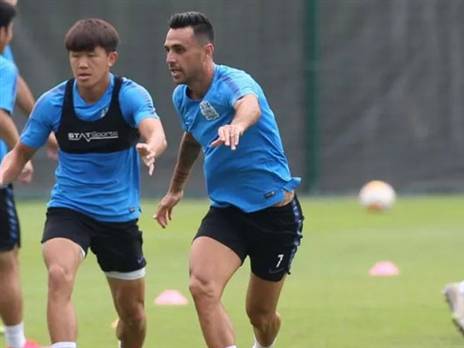 זהבי. מסמן מטרות (גוואנגז'ו R&F, רשמי)