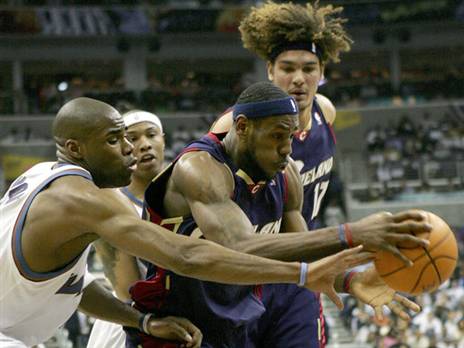 ג'יימסון מנסה לעצור את קינג ג'יימס (GETTY)