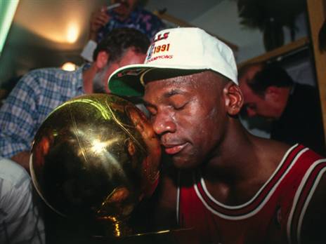 למד להיות קבוצתי, וזכה בפרס הגדול. ג'ורדן והאליפות הראשונה (getty)