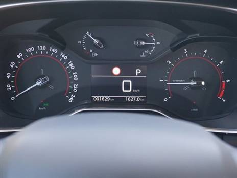 לוח מחוונים אנלוגי עם צג דיגיטלי למחשב הדרך. פשוט, מעוצב נאה וקל להבנה