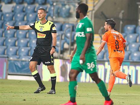 מאוכזבים מההפסד, אך לא מהדרך. שחקני כפ"ס אחרי ספיגת השער (צילום: אלן שיבר)