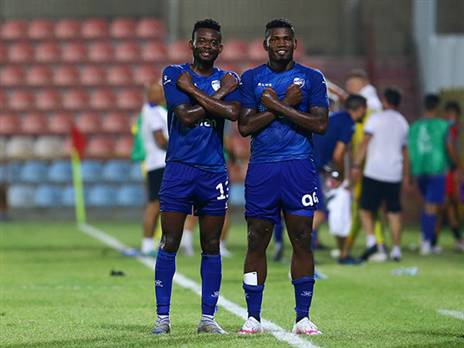 לוסיו עם אנסה. "שנים לא היה פה חלוץ כזה" (לירון מולדובן)