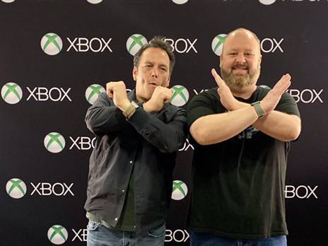 "עניין של גישה. מיקרוסופט נוטה לטובת המשתמשים": ארון גרינברג ופיל ספנסר, מנכ"ל אקס בוקס.