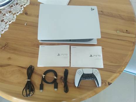 תכולת הקופסא: הקונסולה, סטנד, כבל Type c, כבל HDMI, מתאם לחשמל, והראות. בעברית!