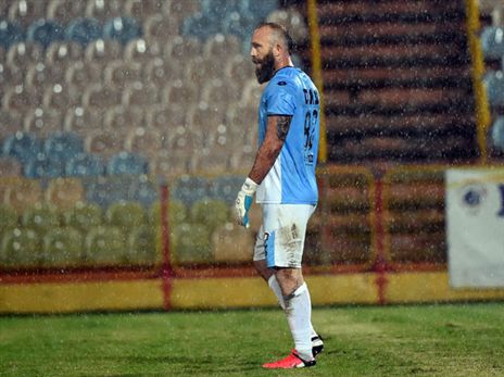 גם מזג האוויר לא חייך לעמוס. (צילום: ברני ארדוב)