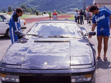 הפרארי השחורה של מראדונה (צילום מתוך עמוד הטוויטר: Everything Napoli)