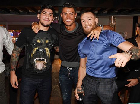 אהבה לאומנויות לחימה. רונאלדו עם קונור מקגרגור ודילון דניס ב-2016 (GETTY)