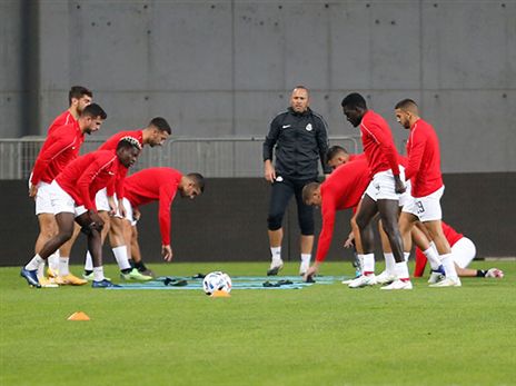 חוזרים בהדרגה מהקורונה. שחקני אשדוד (צילום: ניר קידר)