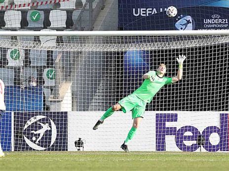 רמסדייל סופג את השער היחיד במשחק. הפתעה גדולה ביורו הצעירות (Getty)