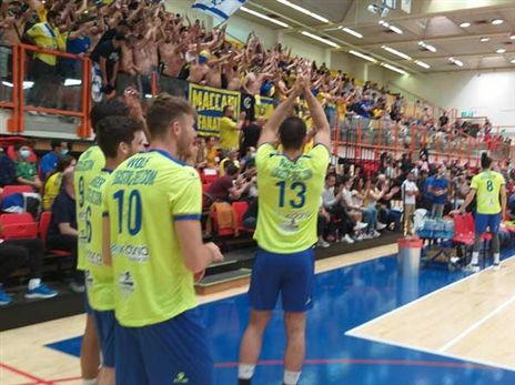 האוהדים הצהובים ידחפו את מכבי ת"א לאליפות? (צילום: באדיבות איגוד הכדורעף)