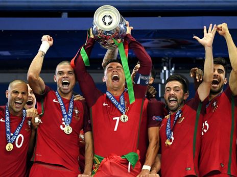 רונאלדו והגביע. השנה הנפה תהיה שווה 10 מיליון יורו (Getty)