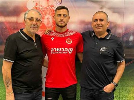 ג'ורג' דיבה עם סוכנו ג'קי דהאן ואיציק ניסנוב במעמד החתימה (האתר הרשמי)