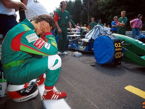 מיכאל שומאכר בריכוז מרבי, לפני הזינוק עם מכונית ג'ורדן ב-1991 (צילום: Sutton images)