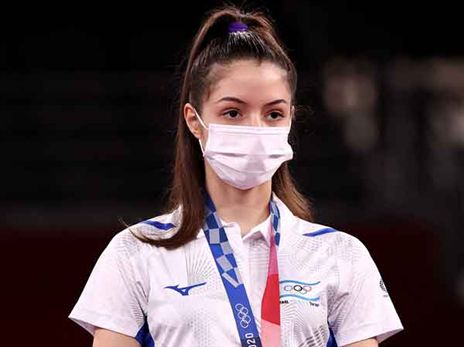 עם המדליה ההיסטורית (Getty)