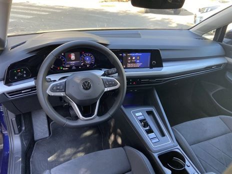 פולקסווגן גולף 2021. גם העיצוב של מוט ההילוכים האוטומטי עבר שינוי קוסמטי וטכנולוגי