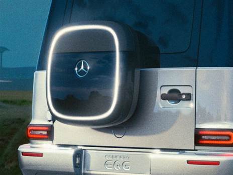 במקום גלגל, כבל טעינה חשמלי בקופסא האחורית