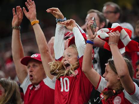 הקהל הדני. "מי שלא קפץ, כנראה אוהד ישראל" (GETTY)