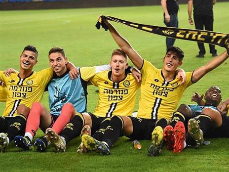 שחקני נתניה חוגגים אחרי מכבי ת"א. בשני נראה תמונות דומות? (ברני ארדוב)