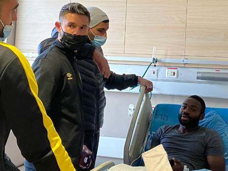 בלם ק"ש, סטפן אקה, זכה לחיזוקים משחקני בית"ר י-ם