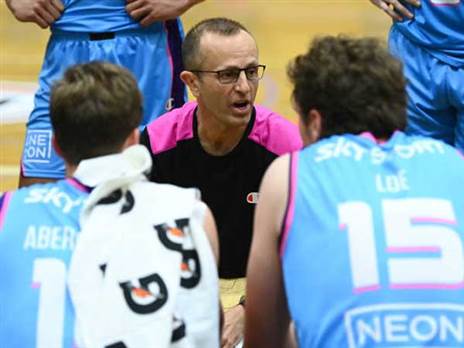 מכת הקורונה עלתה לקבוצתו בהפסד כואב. שמיר (GETTY)