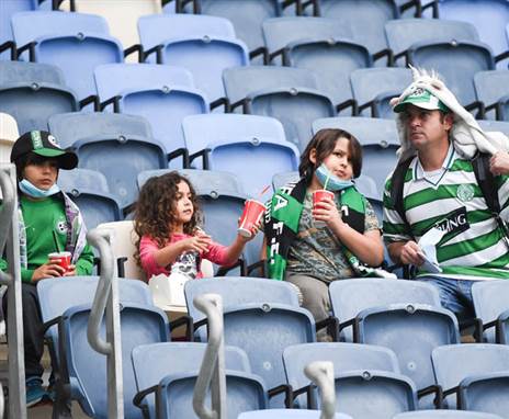 כך עושים זאת נכון. אוהדי חיפה הצעירים בסמי עופר (צילום: מאור אלקסלסי)