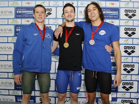 החברים לפודיום. גרומי, קונין ושלזינגר (צילום: גיא יחיאלי, באדיבות איגוד השחייה)
