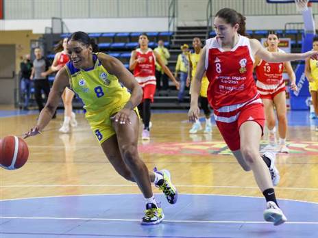 ויויאנס בדרך לסל (קרדיט: דני מרון)