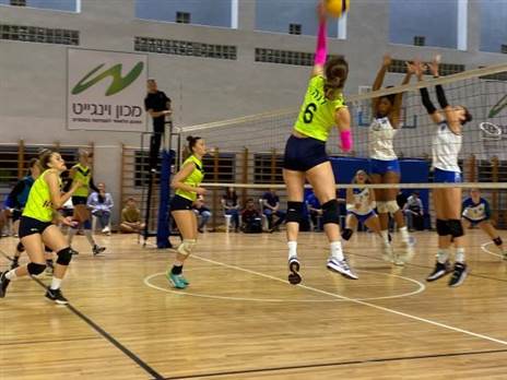 פתיחה ברגל שמאל לקבוצה מהשרון (קרדיט: איגוד הכדורעף)