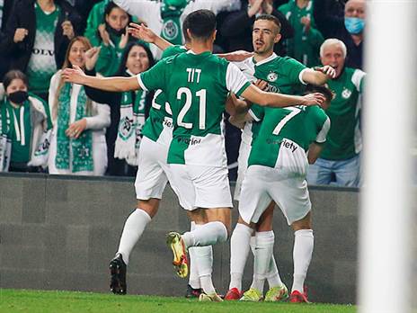 שחקני מכבי חיפה חוגגים. עוד קונצרט (אלן שיבר)