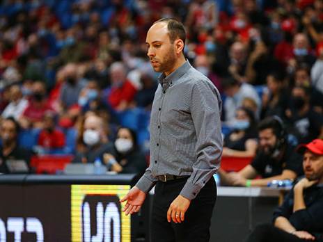 מרוצה מההחתמה. גיא קפלן (לירון מולדובן)