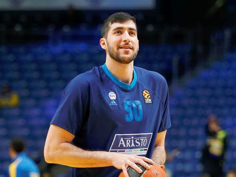 זוסמן מתחמם בהיכל (צילום: אלן שיבר)