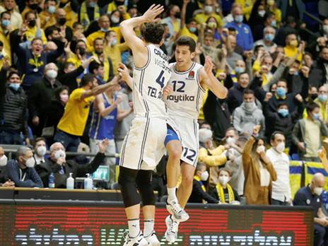 בפעם השנייה ברציפות, חגיגות צהובות (לבנות) בהיכל (צילום: אלן שיבר)