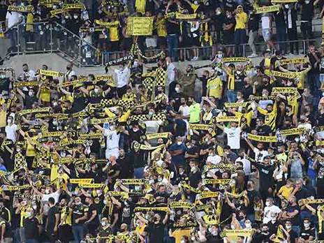 אוהדי בית"ר. יראו את מימר חוזר? (ברני ארדוב)