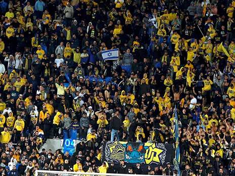 אוהדי מכבי. גרמו לעצירת המשחק (אלן שיבר)