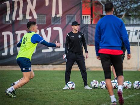 מאור מליקסון באימון. תתרגלו (האתר הרשמי של הפועל ב"ש)