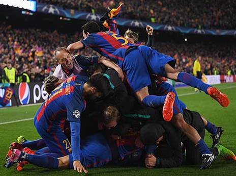 שחקני ברצלונה חוגגים את המהפך. לא היתה לניצחון הזה המשכיות (Getty)