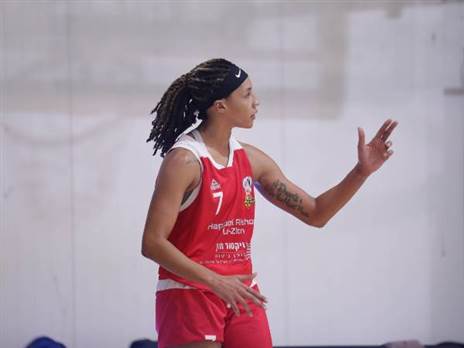 תשמח גם בסיום המשחק השני? סימס (קרדיט: מנהלת ליגת העל לנשים בכדורסל)