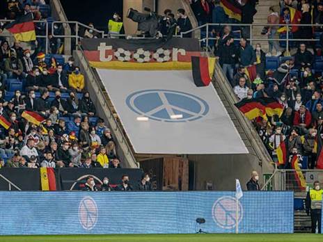 היו גם כאלו בקהל הגרמני שהעבירו מסרים חיוביים יותר (GETTY)