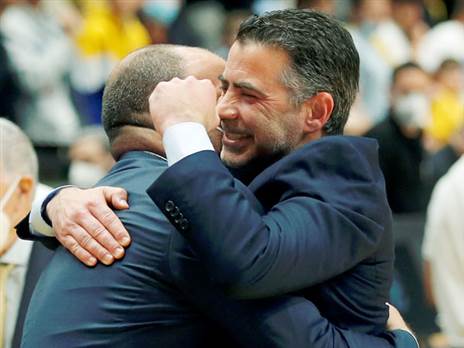 אבן. נראה כמו האדם השמח ביותר בהיכל (אלן שיבר)