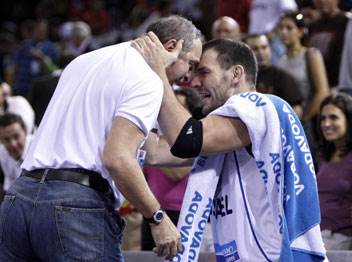 צביקה שרף ועידו קוז'יקרו. הסנטר ידע לחקות את המאמן במדויק (GETTY)