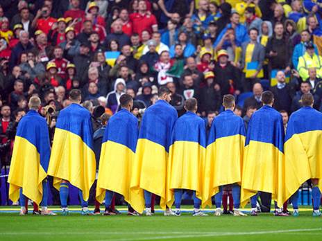 תצוגת הדגלים של שחקני אוקראינה (GETTY)