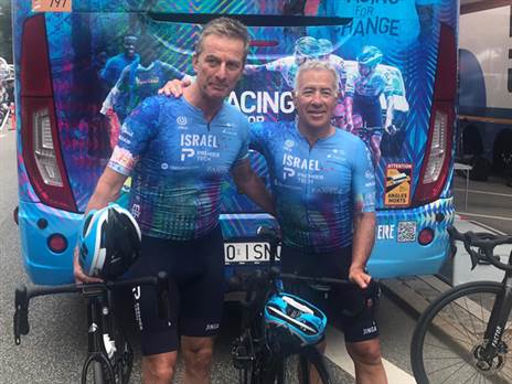 אדמס עם הבעלים השותף של פרמייר טק רוני בר און